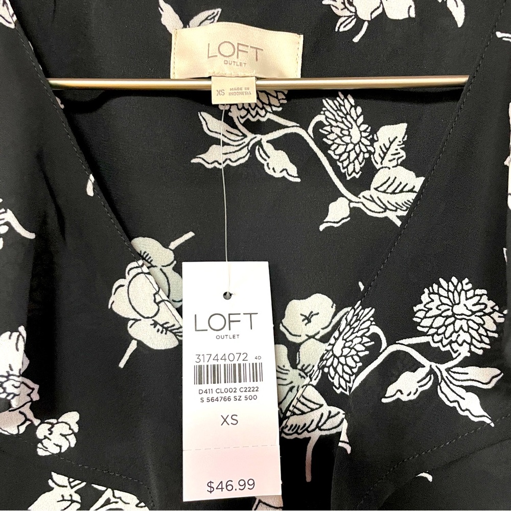 NWT LOFT Black And White Floral Sheer Sleeveless V-Neck Ruffle Blouse Sz XS - Picture 3 of 5